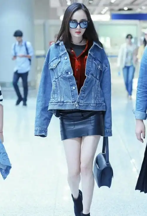 杨幂机场造型惊艳,休闲牛仔服又美又飒,粉丝围堵尖叫热情似火