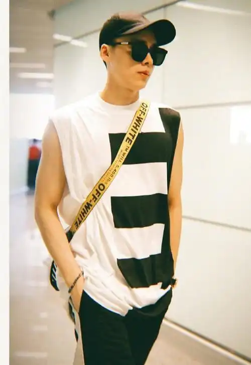 晒成渐变拿铁的李易峰,穿背心秀男友臂,真想在哥哥手臂上荡秋千_肌肉