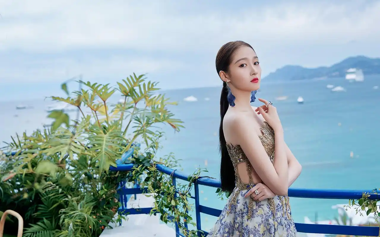 关晓彤飘逸灵动写真桌面壁纸,atelier versace 高定系列礼服,巴洛克