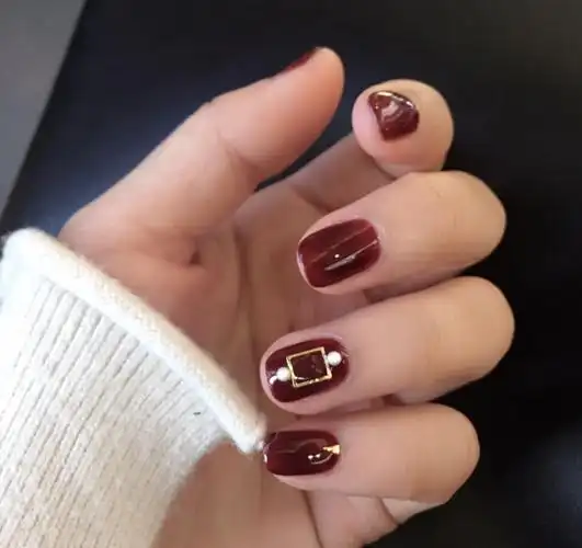 早春最时髦的车厘子色美甲气质显白让你更具女神范儿