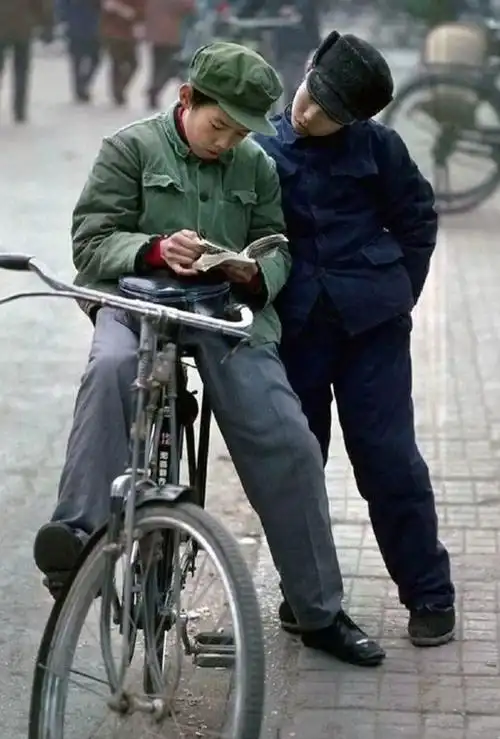 老照片80年代的情侣有些场景现在看了也让人面红心跳