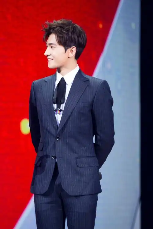 【高清】杨洋 西装羊 杨总 西装鞋履的模样帅炸了