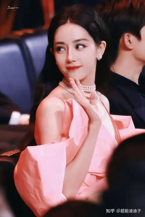 如何评价迪丽热巴在微博之夜2023红毯上的造型