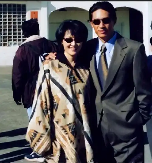 她上面还有一个姐姐, 父母工作繁忙, 没有时间照顾她们,所以王姬和