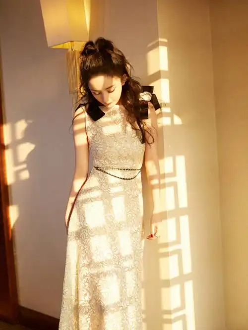 杨幂亮相星光大赏一袭粉色高定羽毛礼服藏不住的好身材