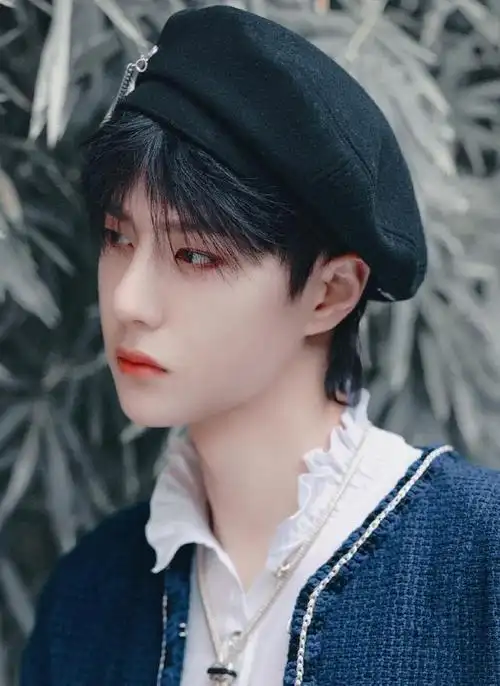 王一博:红毯还是王甜甜,台下就变成了酷盖,这极致的反差魅力!