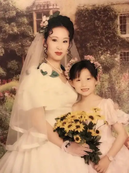 李斯丹妮 晒出和妈妈20年前后的合影对比,"我和娟妹的两个第一次 第