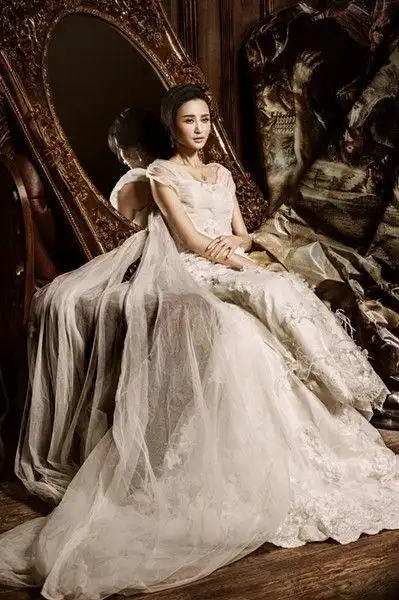 张歆艺婚纱大曝光婚礼主纱引发猜想