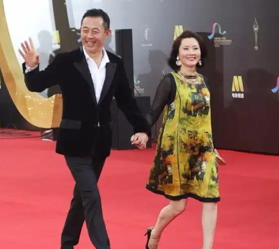 何赛飞晒自拍素颜的样子很真实光看额头就知道是个老人