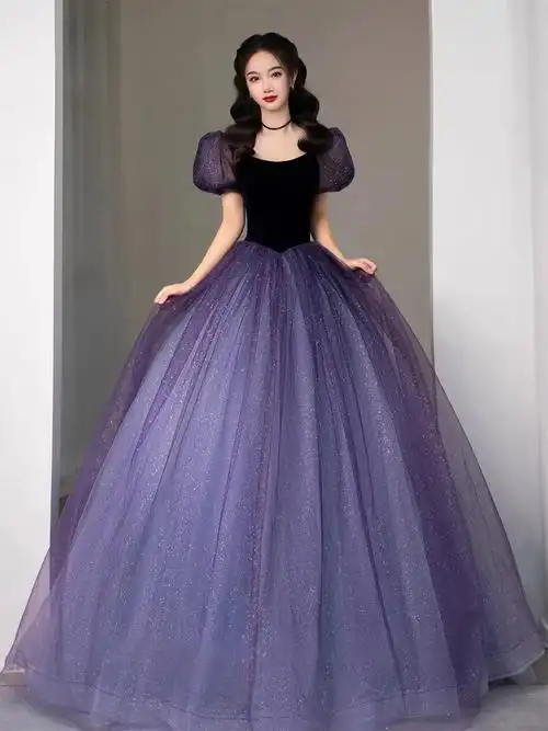 蓝色蓬蓬礼服裙在逃公主