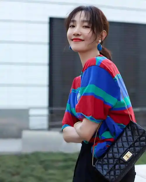 原创明明看似都是基础款的衣服为何白百何总能穿出新意来呢