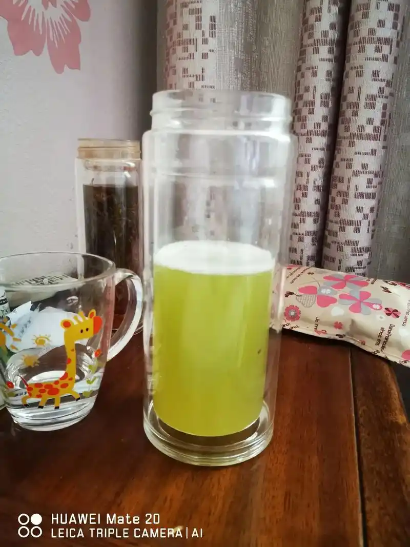 大人用手工压的甘蔗汁