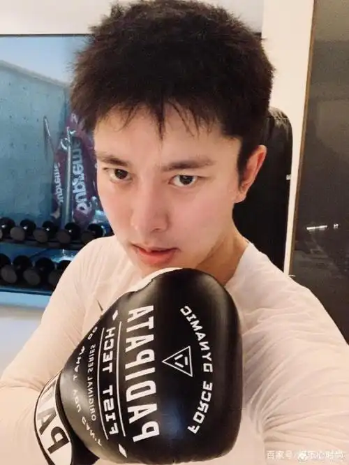 贾乃亮走出情伤,元气满满微博自侃