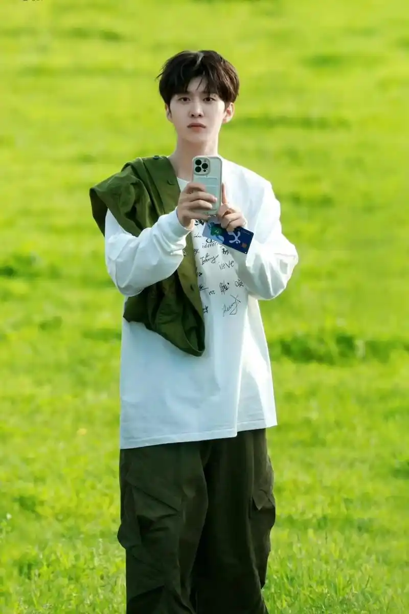 范丞丞壁纸 每天打开手机是这位帅哥真的很幸福 就用照片随机的