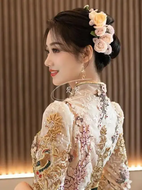 中式秀禾服造型干净利落的盘发搭配鲜花