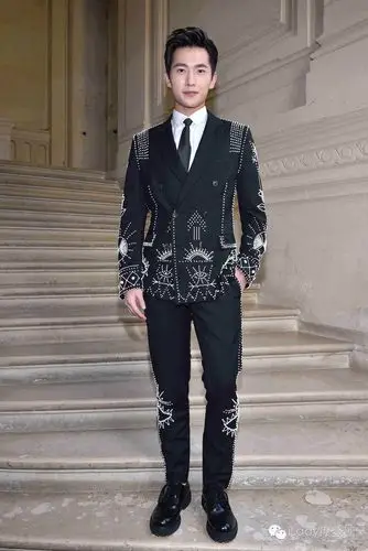 秀场:valentino杨洋"井宝"在巴黎街头留下的照片也极为出彩,在大男孩