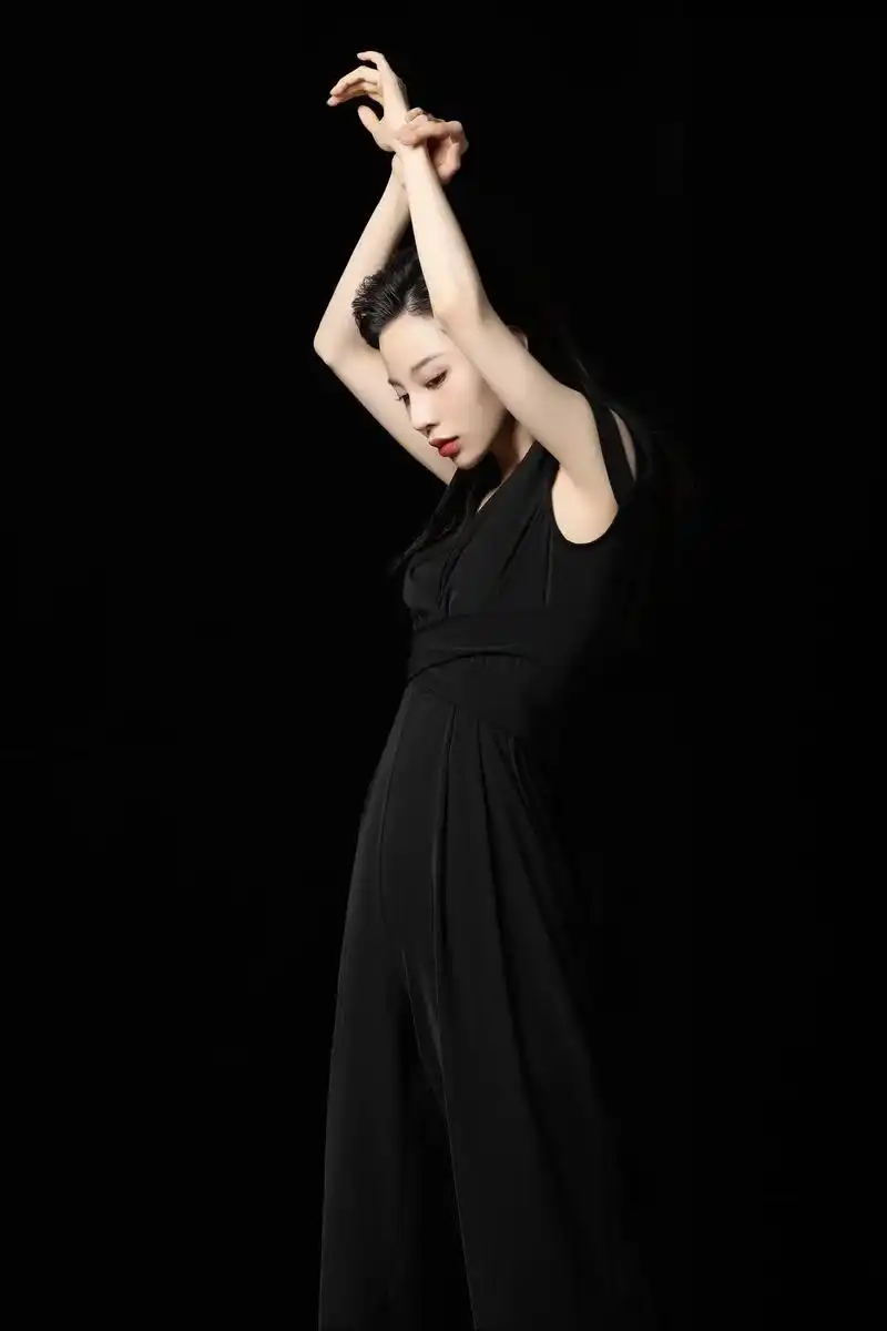 形象照.#个人写真 #黑色系 #高级feel #个人形象照  - 抖音