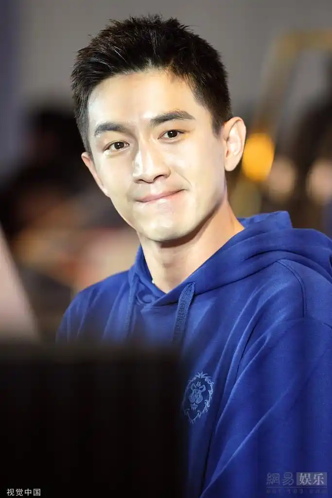 红蓝cp林更新生图能打万茜笑容甜美