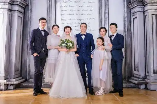 刚放假我跟外婆外公一家人去拍个全家福,各种姿势还有服装,拍得我不亦