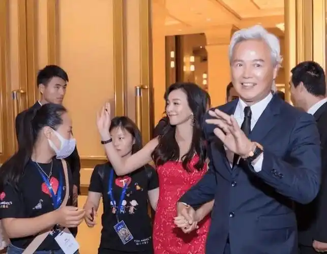 林瑞阳海外露面捞金发眉全白胖成大头娃娃穿灰t扮少年仍沧桑