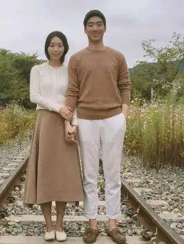 小夫妻三年如一日合影只有一种姿势却红遍了网络