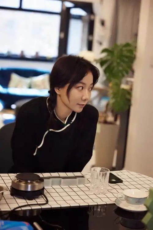 在3月26日的当天知名的女演员王珞丹就晒出自己在家悠闲生活的近照,她