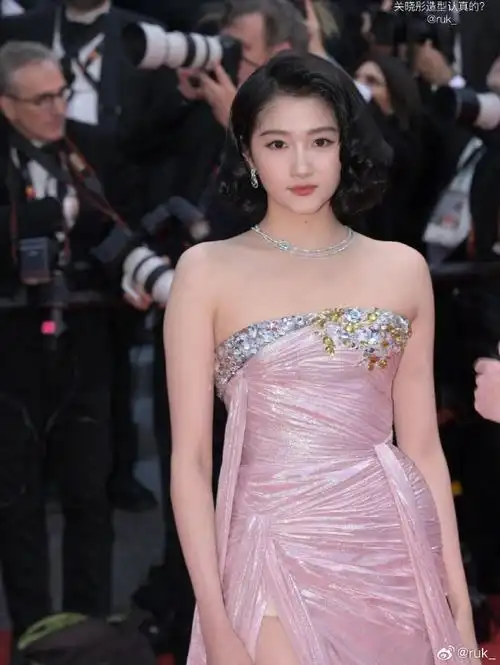 关晓彤戛纳造型尴尬##戛纳 0特写##关晓彤戛纳红毯短发造型##时尚