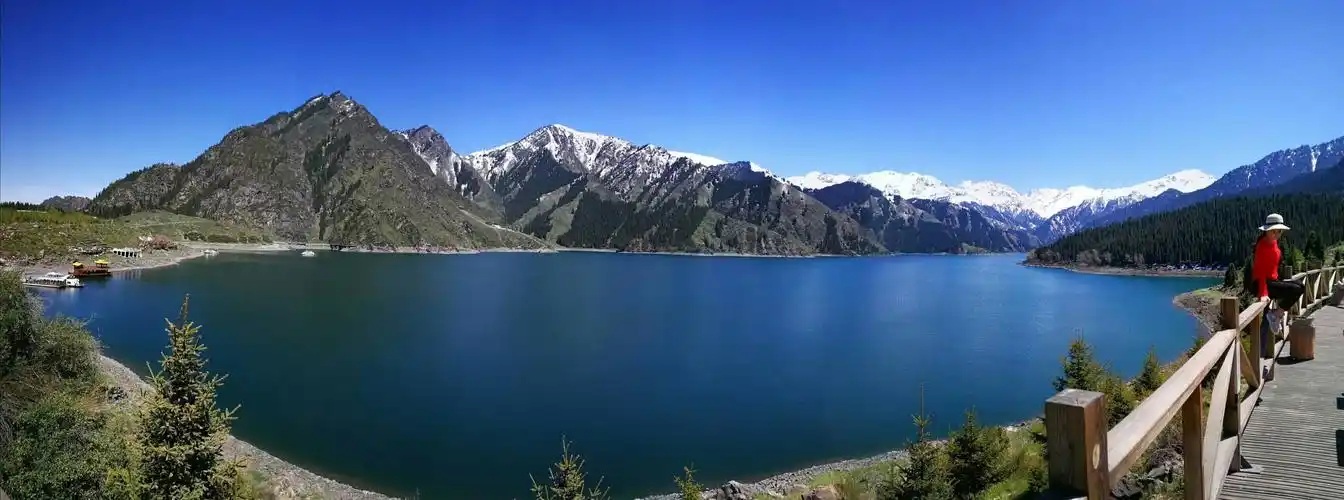 天山天池的景色