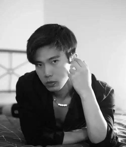 黑白穿搭组合的二位男生,高颜值有气质,原来黑白照也能这么好看