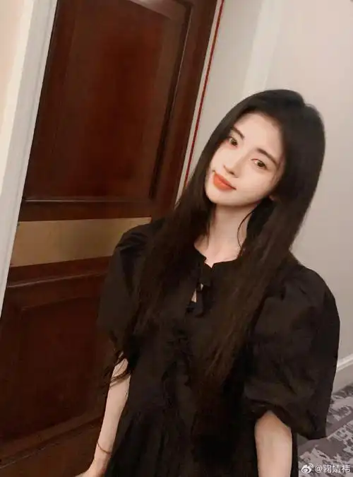 鞠婧祎鞋子比脸大#97#鞠婧祎白袜洞洞鞋#  老公新日常好美丽哦