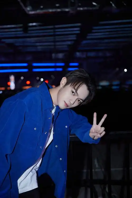 许凯蓝色丝绒外套尽显绅士气质 微露额头眼神撩人氛围感满满