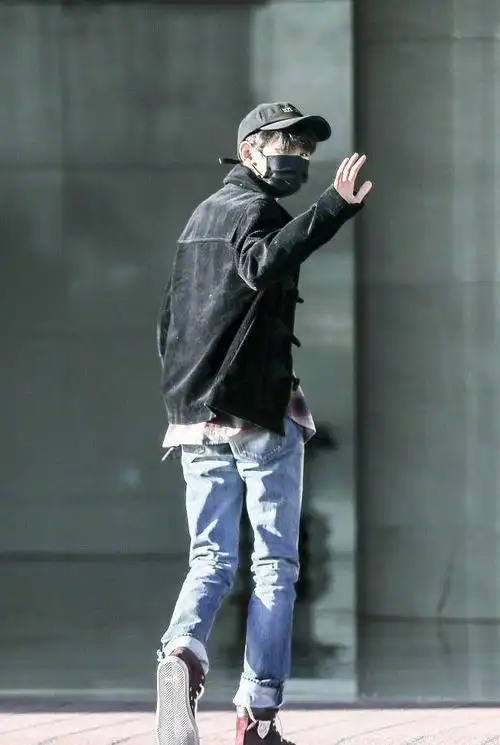 王源成熟了不少穿灯芯绒外套帅气有魅力打招呼姿势真有领导范