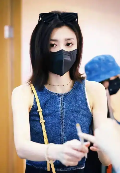 贾静雯身穿牛仔外套搭配黑色半身裙现身机场,看起来时尚又优雅!