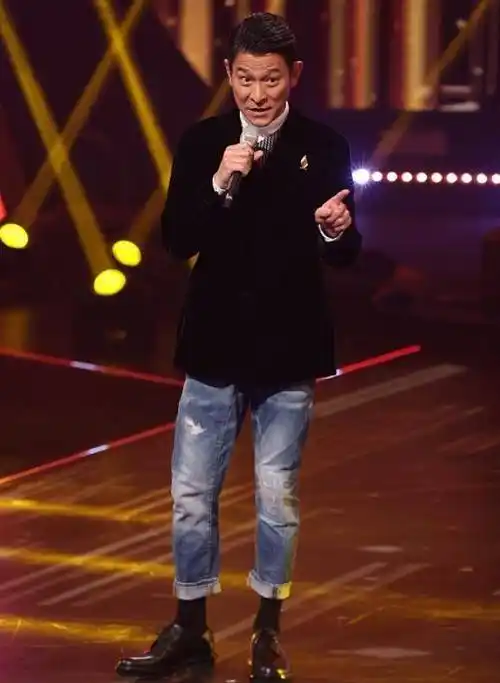 刘德华献唱颁奖典礼穿牛仔裤配厚袜子好时髦60岁还这么年轻