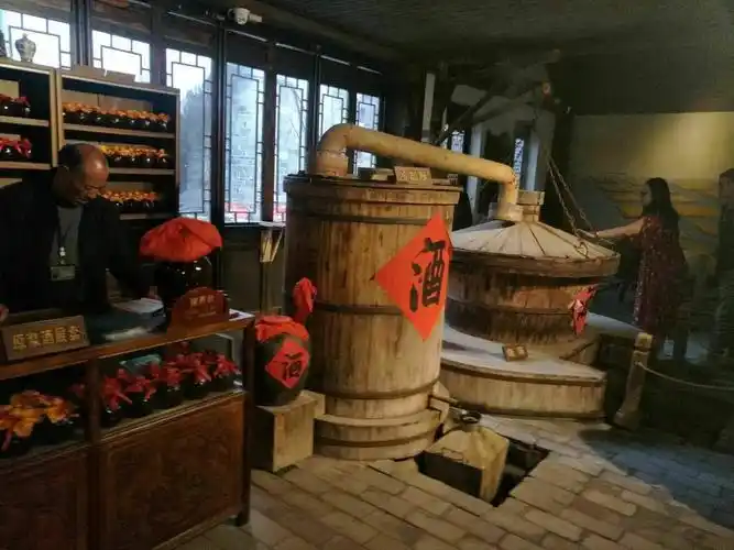 香浓四溢的酒味来到古典的酒作坊,制酒的工艺流程还有酒窖展现在眼前