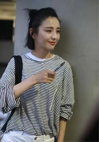 佟丽娅也太可爱了,穿短裤扎半丸子头,活泼俏皮不像结了婚的人