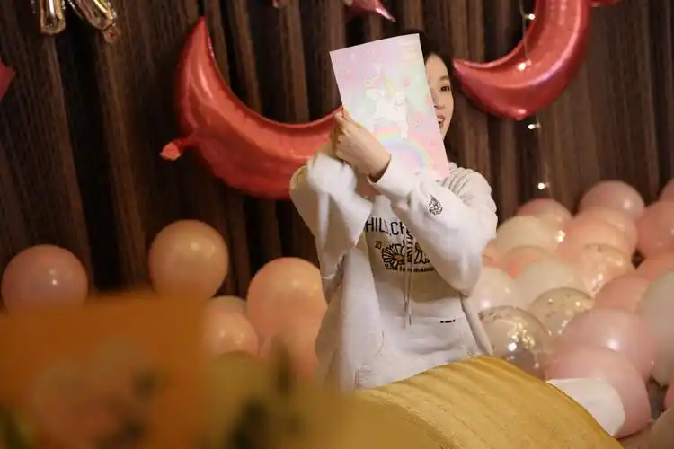 乔欣晒美照为自己庆生 头戴生日帽比v托腮灵动可爱