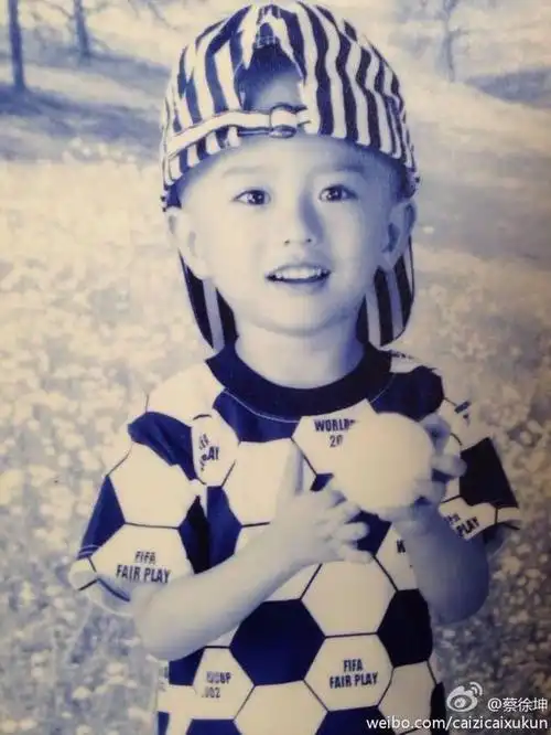 偶像实习生蔡徐坤为什么一直被黑蔡徐坤整容了吗妈妈照片流出