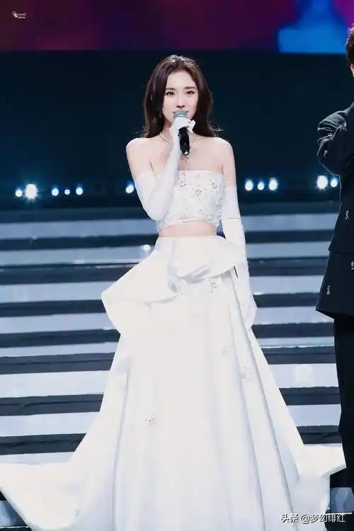 杨幂身穿百花刺绣裙,白色礼服美图写真合集!