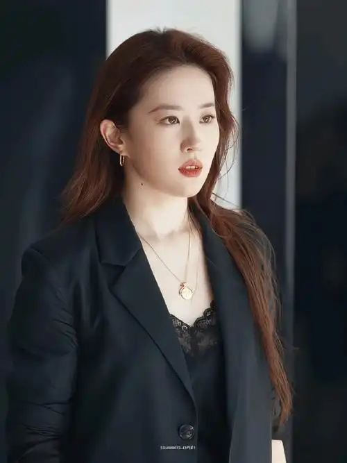 刘亦菲黄衬衫大波浪造型##刘亦菲广告拍摄行程