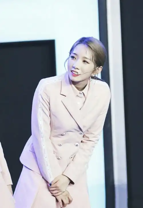 孟美岐《创造101》公演图片