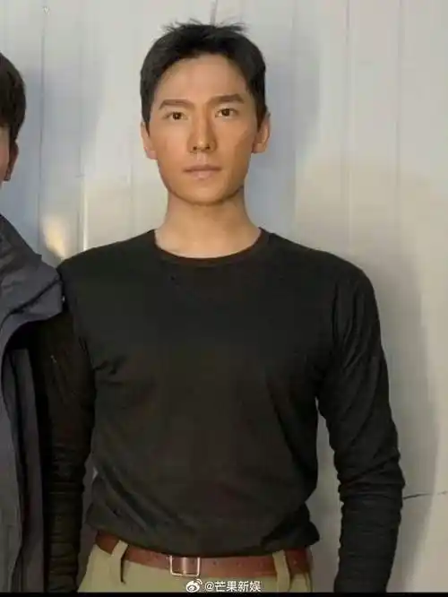 杨洋军装海报来袭,网友纷纷点赞:这才是我们期待的军人形象