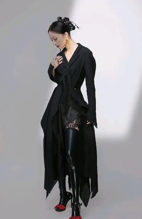 张韶涵也太酷了身穿黑色西装裙搭配黑色亮皮长靴瞬间气场全开