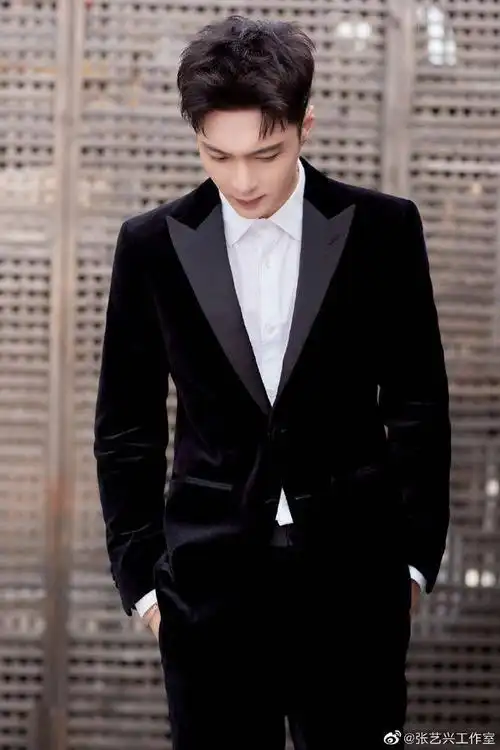 "霸道总裁·兴"帅图来袭,干练短发搭配修身西装显雅绅魅力!