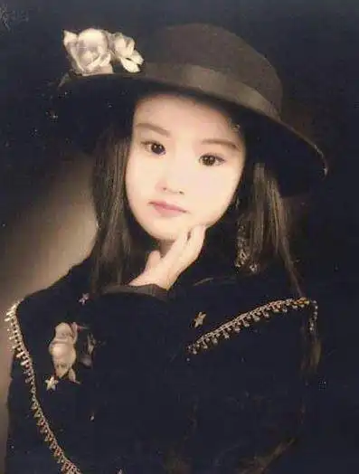 从小美到大是什么体验,我们邀请刘亦菲女士来回答这个问题