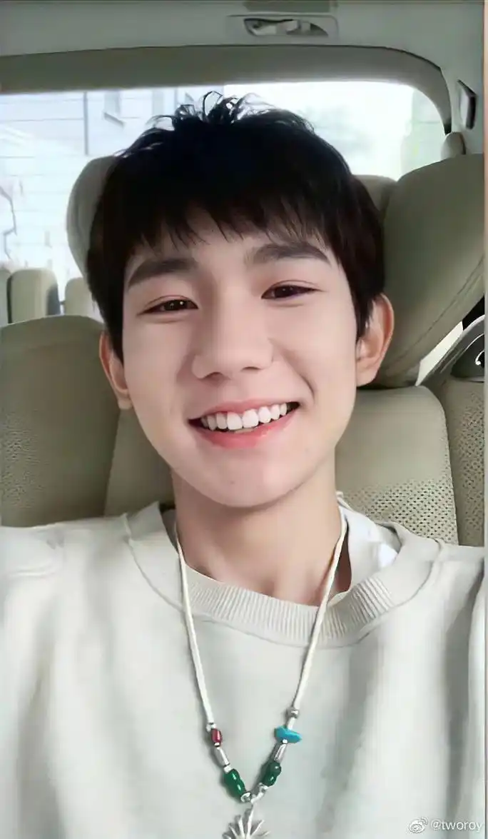 王源百川乐时空 
笑起来好漂亮的源哥.晚安啦