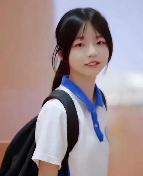 深圳校服"引领潮流",成就多名女高中生,是哪位男同学的助力?