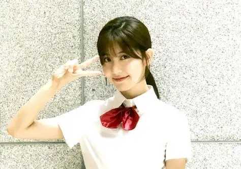 女学生韩式八字刘海低马尾辫发型正在上高中的18岁少女,如果正在梳