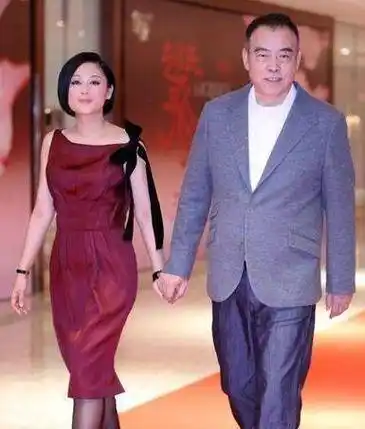 陈凯歌老婆"巅峰期"有多美?一颦一笑,一双"蜜汁腿"绝了
