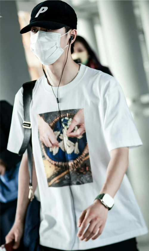 王一博出发日本看秀机场路透曝光,白衣棒球帽吸睛,同款秒售罄!
